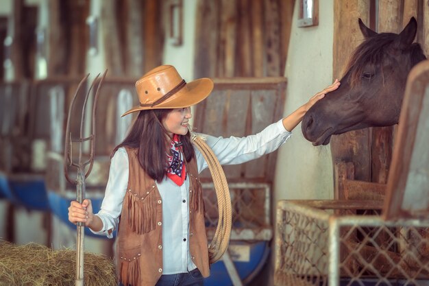 Cowgirls travaillant dans une ferme équestre, Sakonnakhon, Thaïlande.