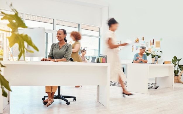 Coworking en agence occupé et femmes dans la mode pour travailler dans le commerce de détail ou dans l'industrie créative. Affaires d'équipe et diversité rapide dans une entreprise avec des employés ou des créatrices dans un espace de travail pour le design.