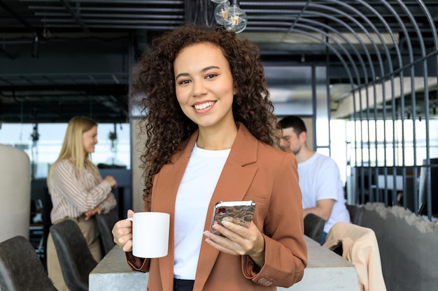 Coworking et travail dans le concept de bureau avec une jeune femme