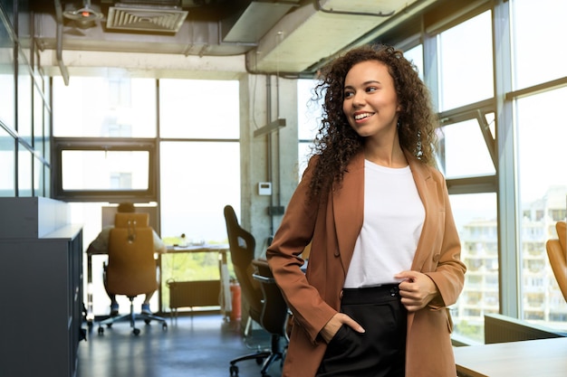 Coworking et travail dans le concept de bureau avec une jeune femme