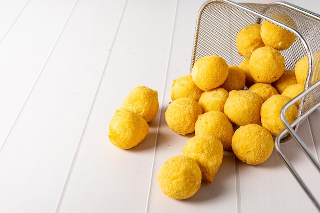 coxinha, bolinha de queijo et risolis. collations traditionnelles pour faire la fête au brésil