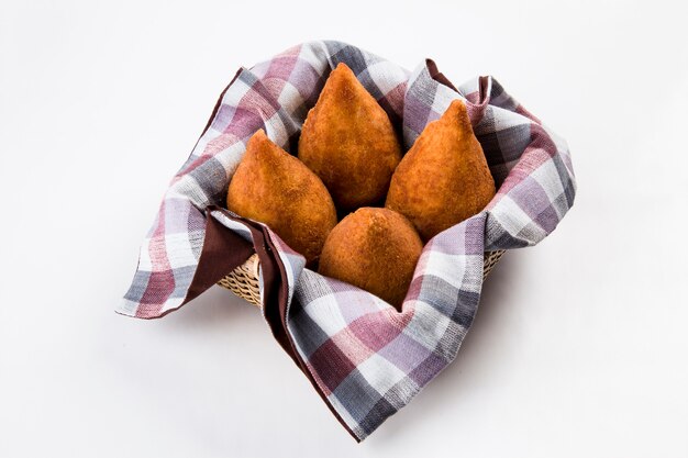 Coxinha brésilien sur un espace blanc.