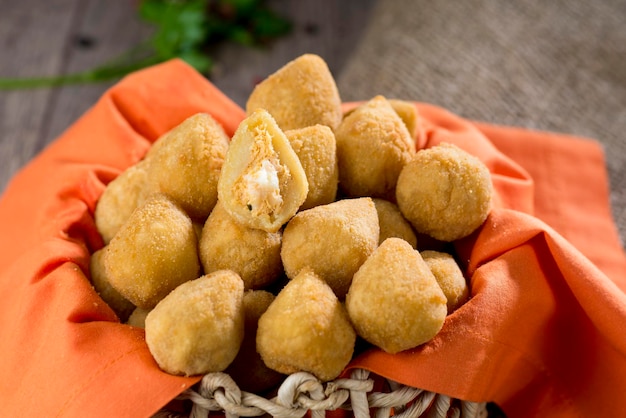 Coxinha , collation frite savoureuse farcie de poulet et de catupiry. ( salgadinho ).