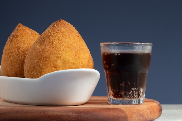 Coxinha de poulet, snack traditionnel brésilien.