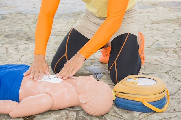 Photo cpr et aed formation victime enfant noyade