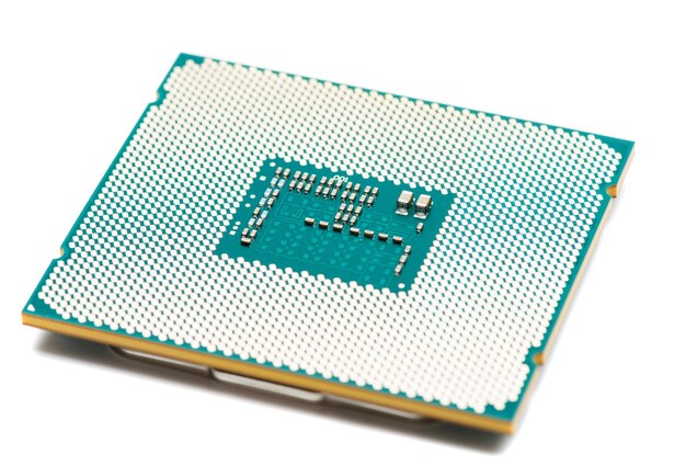 CPU du processeur de l'ordinateur sur fond blanc