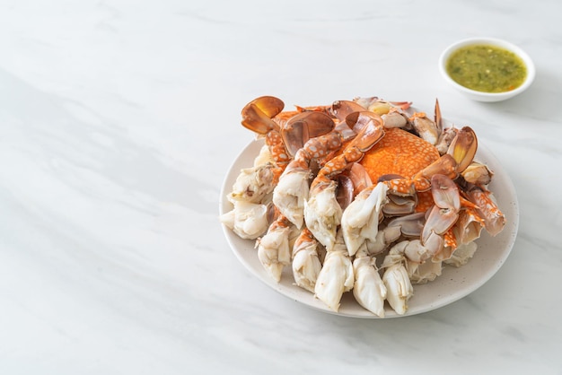 Crabe bleu cuit à la vapeur avec sauce épicée aux fruits de mer