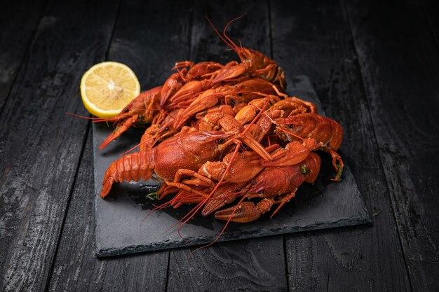 Crabe bouilli au citron et sel sur une plaque d'ardoise