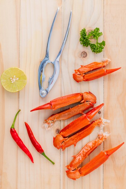 Crabe bouilli sur fond en bois.