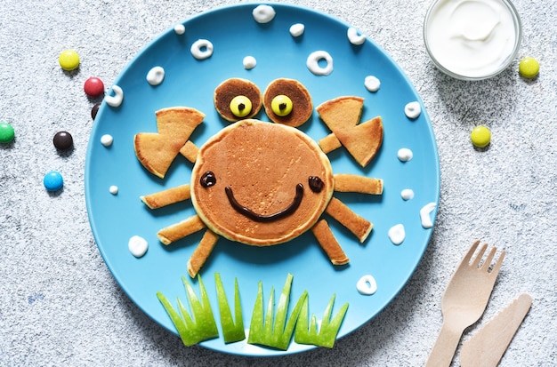 Crabe drôle sur une assiette. Crêpe de crabe, petit-déjeuner des enfants.