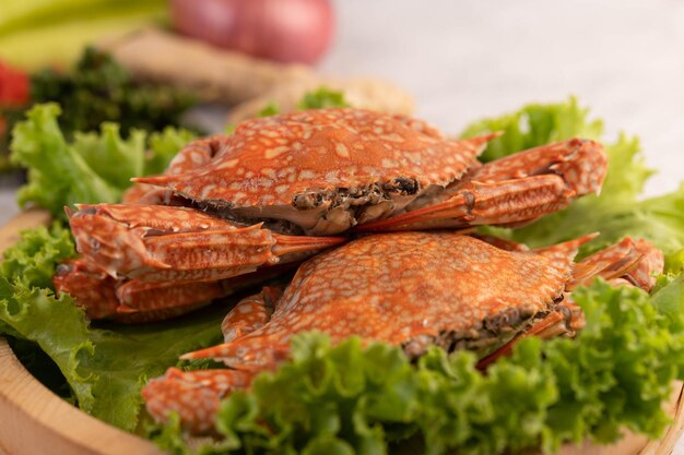 Un crabe est cuit sur de la laitue dans un plat