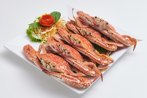 Crabe frais cuit à la vapeur. Fruits de mer frais, un plat populaire en Thaïlande.