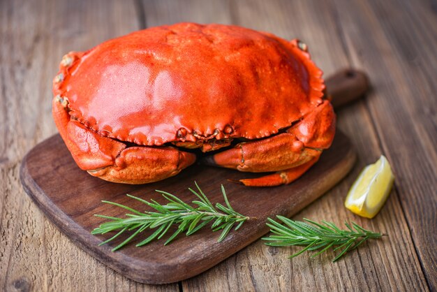 Crabe frais avec des ingrédients