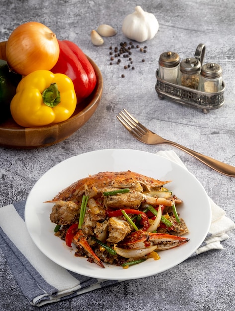 Crabe frit avec des fruits de mer au poivre noir