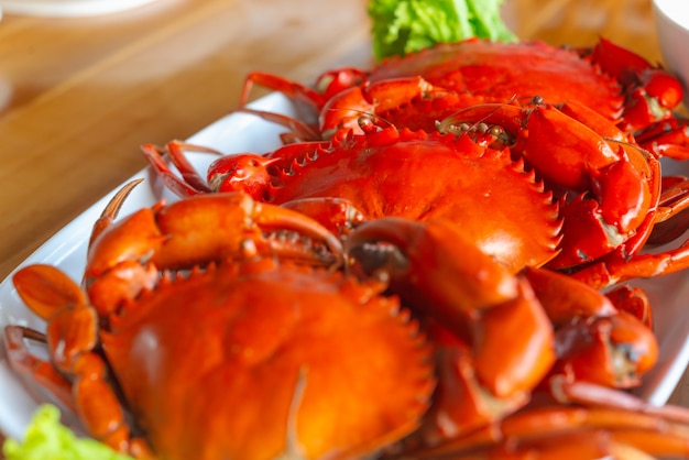 Crabes cuits à la vapeur avec sauce épicée aux fruits de mer.