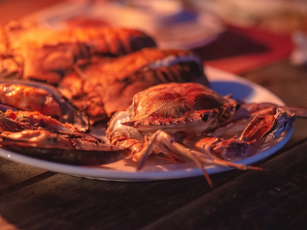 Des crabes de fruits de mer frais grillés au barbecue pour le dîner.