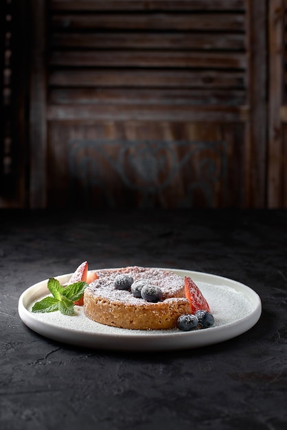 Photo crack pie, dessert américain au riche goût salé-sucré à base d'avoine, sur une pierre noire