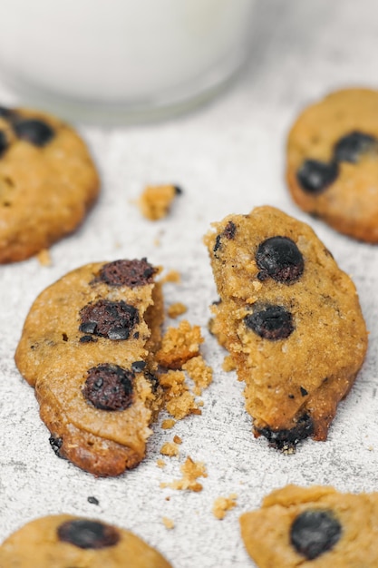 Cracked Cookies Choco chips sur fond blanc