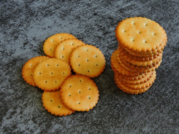 Cracker dans une colonne. Un tas de crackers.