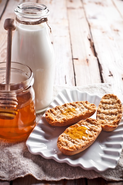 Crackers, lait et miel