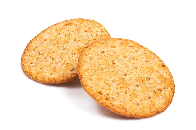 Crackers ronds cuits au four isolés sur fond blanc