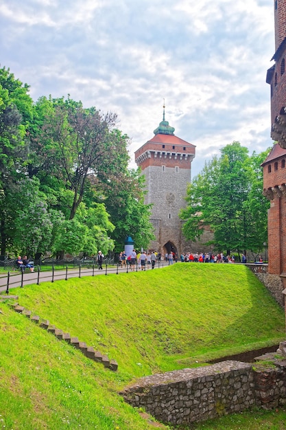 Cracovie, Pologne - 1 mai 2014 : Les gens à la porte St Florian dans la vieille ville de Cracovie, Pologne