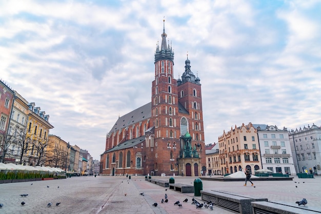 Cracovie Pologne 13 mars 2022 Basilique Sainte-Marie sur la place principale de Cracovie