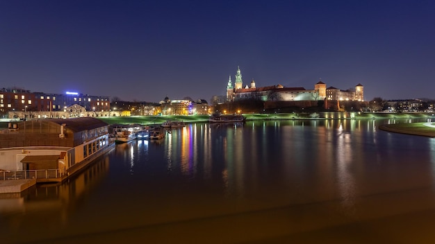 Cracovie Pologne 14 mars 2022 Colline de Wawel avec château à Cracovie la nuit