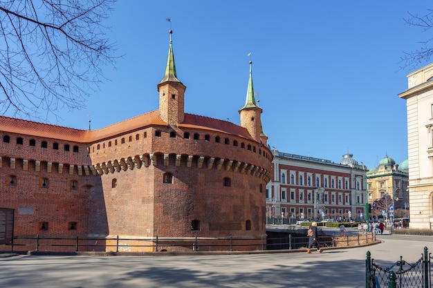 Cracovie Pologne 14 mars 2022 porte de la ville médiévale en pierre Barbican