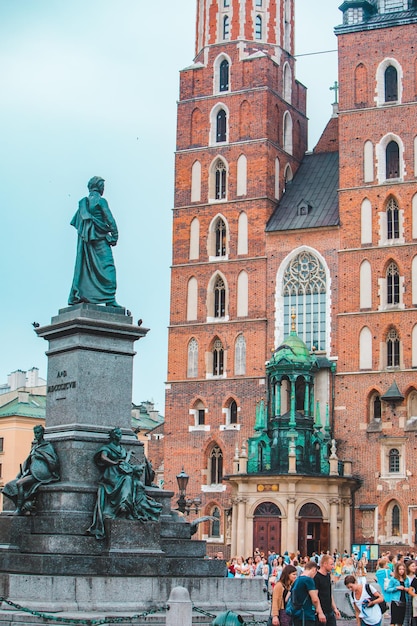 Cracovie Pologne 16 juin 2019 place du marché avec vue sur l'ancienne église mary