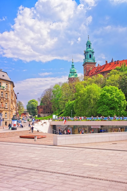 Cracovie, Pologne - 1er mai 2014 : les gens du centre-ville de Cracovie avec le château de Wawel sur la colline, Cracovie, Pologne.