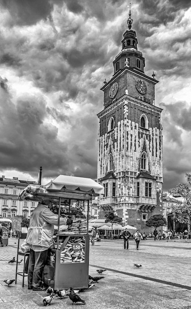 Cracovie Pologne 22 mai 2015 Un vendeur de Setreet vend des bretels dans un suqare appelé Rynek Glowny dans la ville de Cracovie