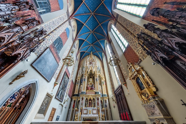 CRACOVIE POLOGNE AOÛT 2022 dôme intérieur et regardant vers le haut dans un ancien plafond d'église catholique gothique