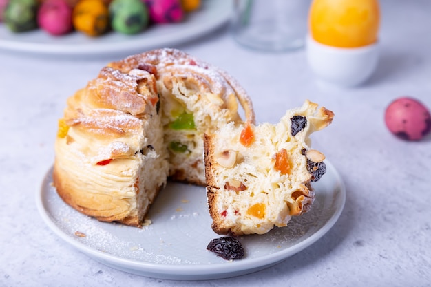 Craffin aux raisins secs, noix et fruits confits