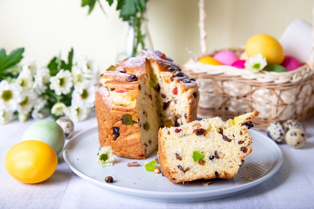 Craffin (cruffin) Aux Raisins Secs Et Fruits Confits. Pain De Pâques Kulich Et Oeufs Peints. Fête De Pâques. Fermer.