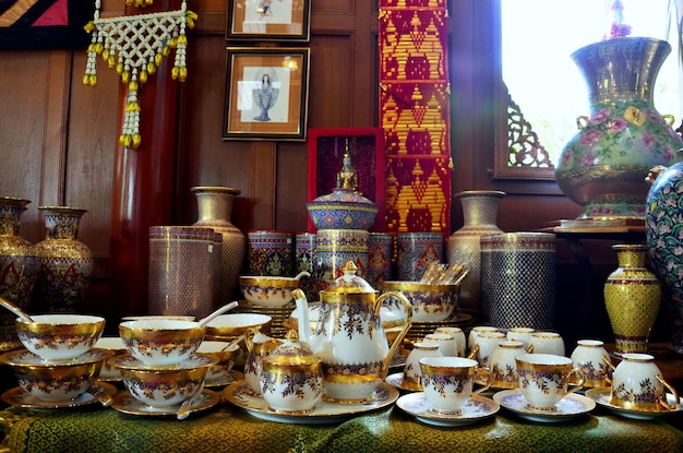 Craft Benjarong est une poterie traditionnelle thaïlandaise de style cinq couleurs de base