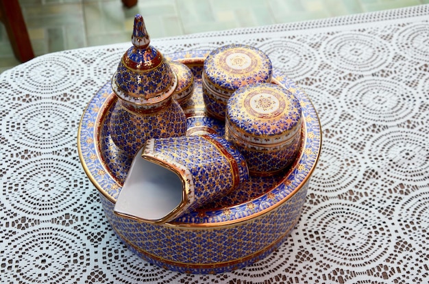 Craft Benjarong est une poterie traditionnelle thaïlandaise de style cinq couleurs de base