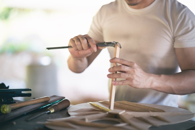 Craft man making guitare sur table en bois, concept de travail capenter