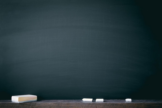 La craie abstraite s'est effacée sur la texture du tableau noir ou du tableau noir propre la commission scolaire pour l'arrière-plan ou l'espace de copie pour ajouter un message texte