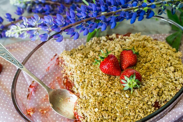 Cramble à la fraise avec pomme et flocons d&#39;avoine