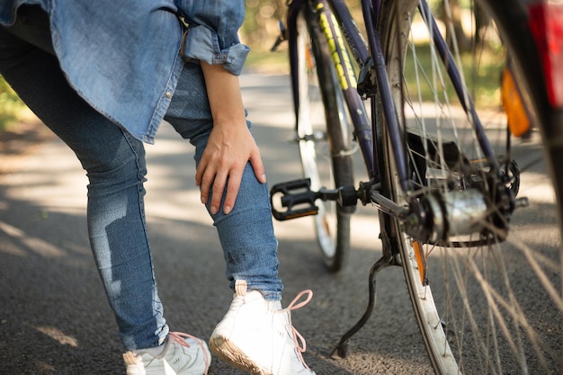 Crampe de douleur à la jambe après avoir fait du vélo fille en jeans