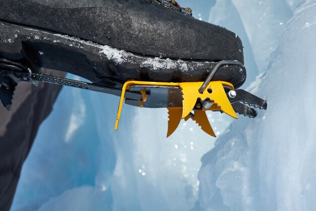 Crampons gros plan sur ses pieds grimpeur sur glace grimpeur sur une cascade gelée