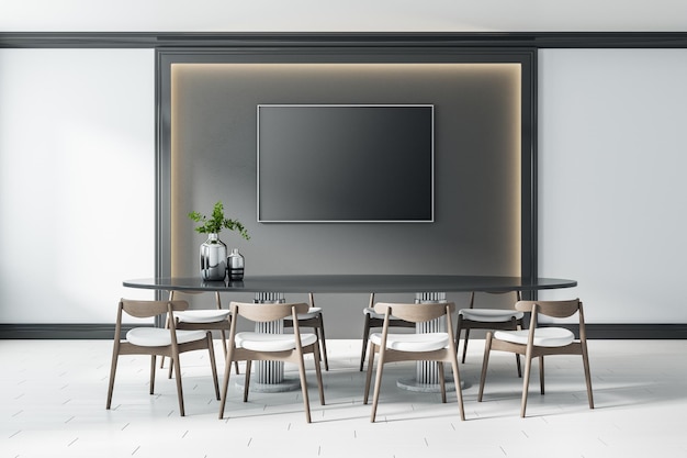 Écran blanc noir au centre d'un panneau mural sombre avec des lumières autour et une grande table avec des chaises en bois modernes sur des carreaux de sol en céramique Maquette