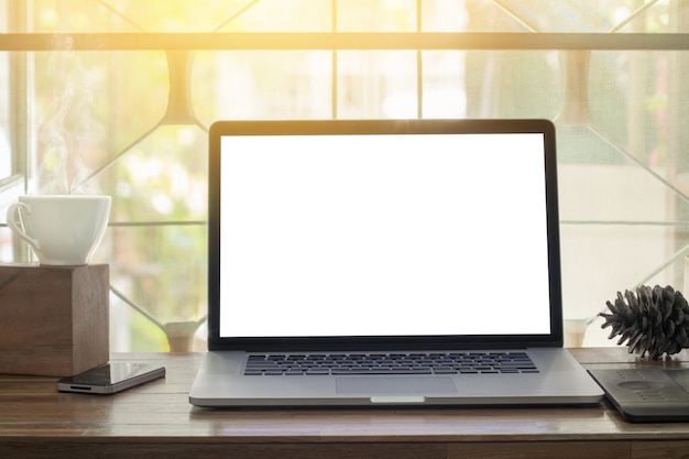 Écran blanc d&#39;ordinateur portable sur le bureau