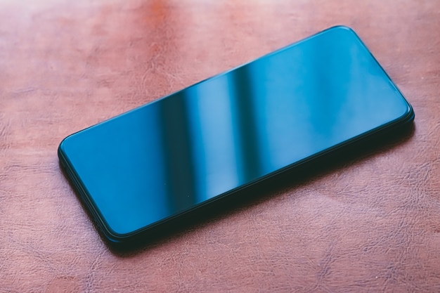 Écran bleu de maquette de smartphone de téléphone portable en tant que modèle d'application et conception de marketing de marque