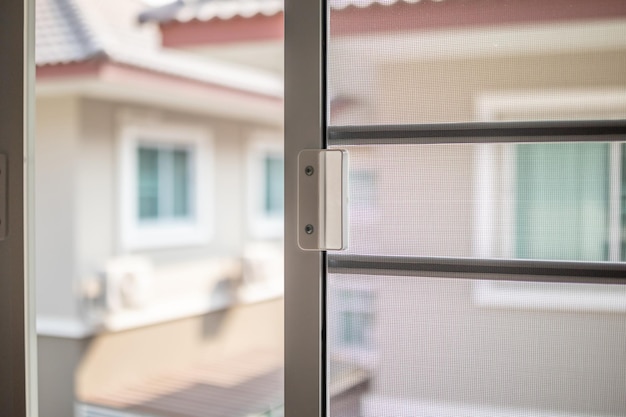 Écran de fil de moustiquaire sur la protection de la fenêtre de la maison contre les insectes