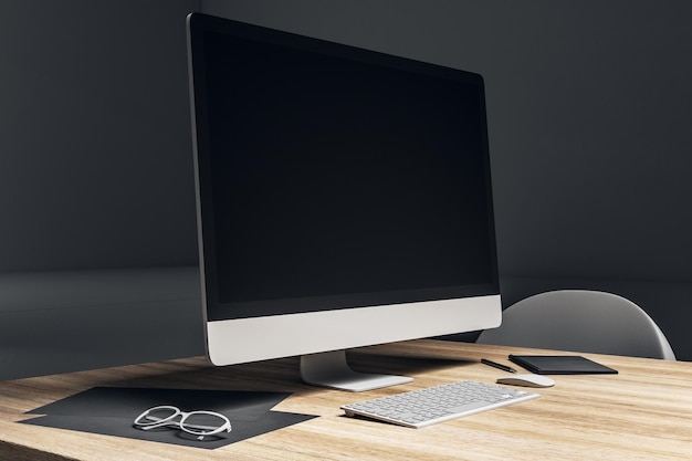 Écran noir d'écran d'ordinateur design sur table en bois