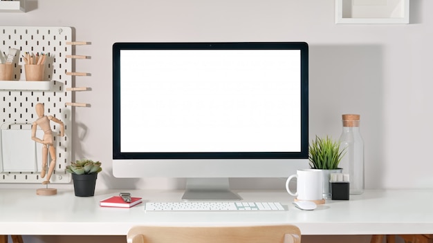 Écran d&#39;ordinateur de bureau sur un bureau blanc