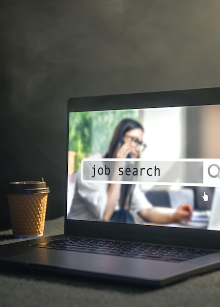 Écran d'ordinateur portable avec ligne pour la recherche d'emploi