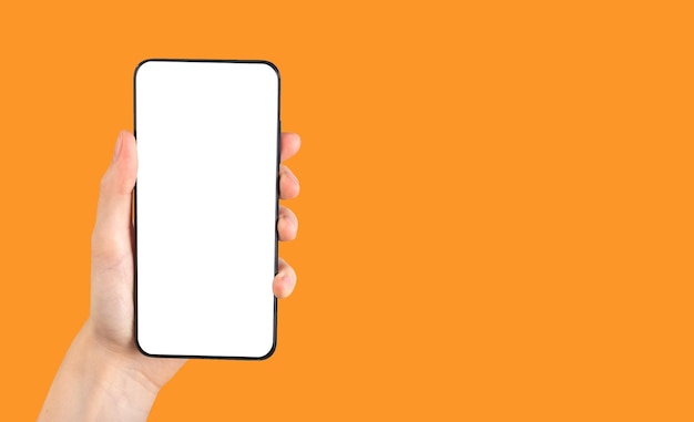 Écran de smartphone simulé avec un modèle d'affichage vide vide pour la promotion de l'application sur la bannière de fond orange